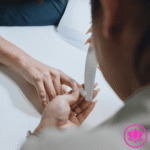 manicurista limando uñas de su clienta, manicurista a domicilio, manicura, manicure, limando uñas largas y naturales uñas cerca de mi guillotina para uñas uñas naturales decoradas diseño de uñas naturales diseño de uñas para manos naturales tipos de uñas naturales remedio para uñas gel para uñas